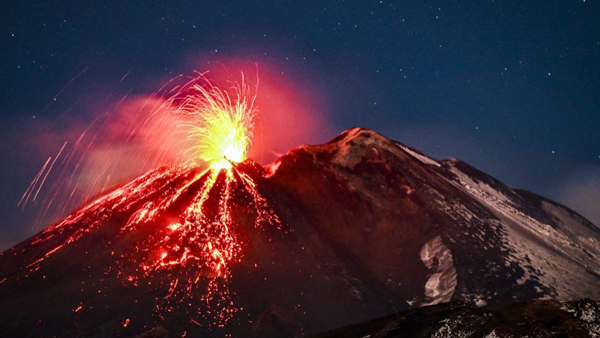 El volcán Etna entró en erupción en diciembre del 2018. Foto: Fabrizio Villa/El País El volcán Etna entró en erupción en diciembre del 2018. Foto: Fabrizio Villa/El País